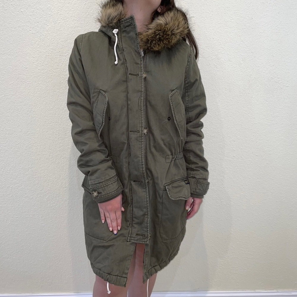 Women parka cost by Abercrombie & Fitch is in excellent condition. Size medium